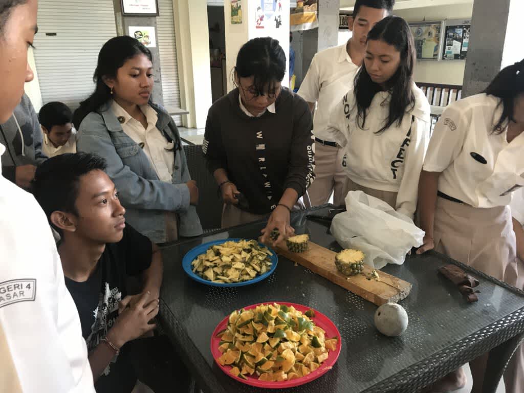 Proses pemotongan bahan baku pembuatan mol mejadi berukuran kecil